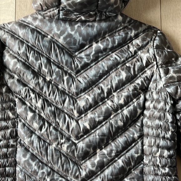 LAUNDRY SHELLI SEGAL DOWN FEATHER FILLED PACKABLE PUFFER GREY AND SILVER LEOPARD - Picture 7 of 9